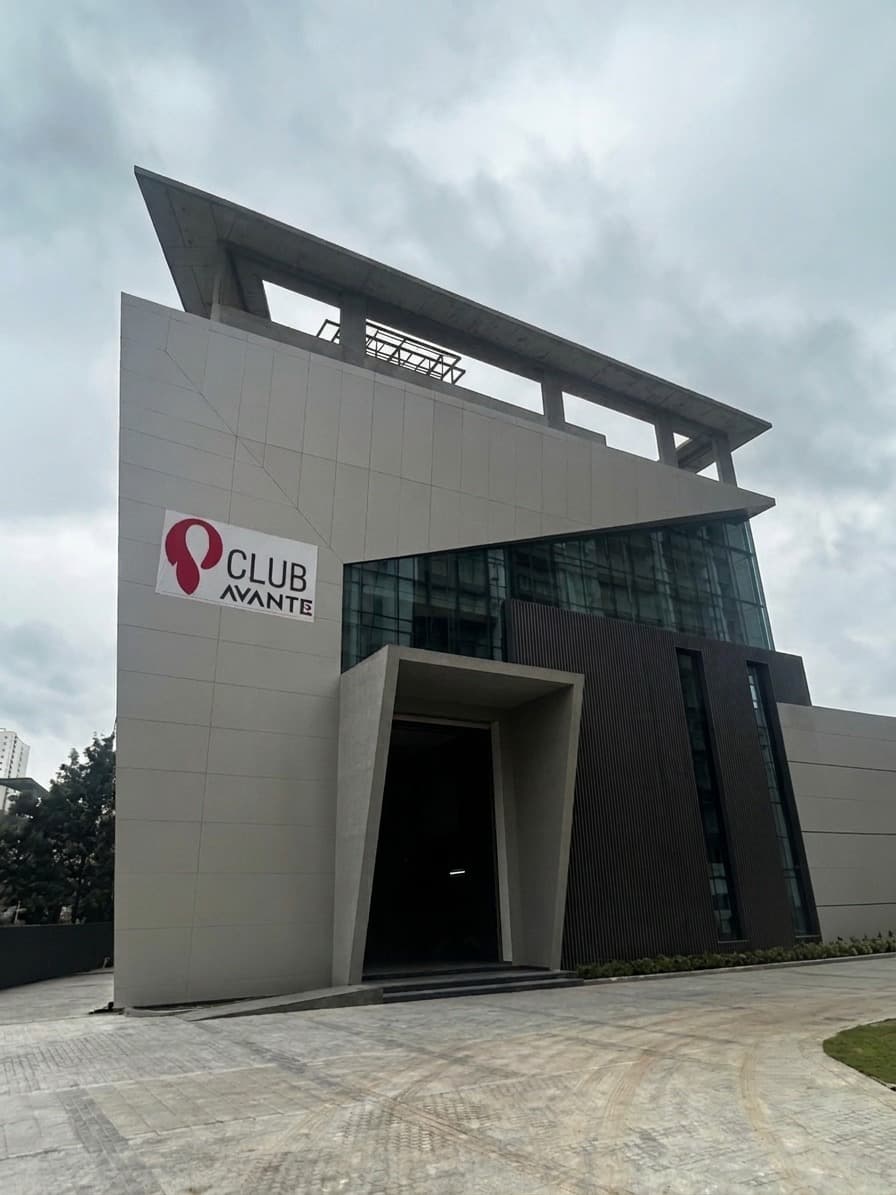 Club Avante — clubhouse facade